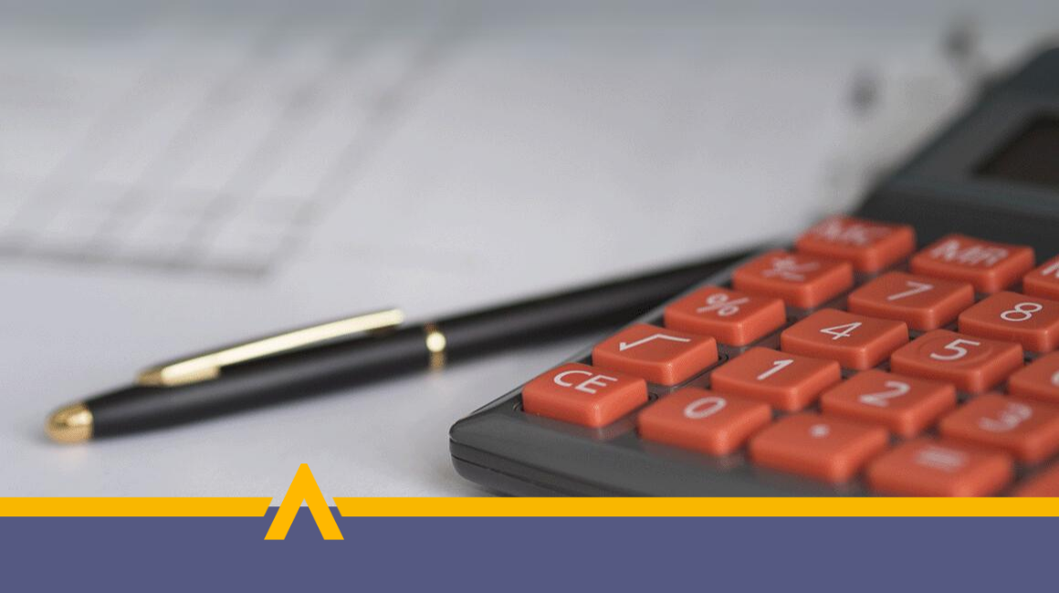 Kalkulator i długopis na dokumentach