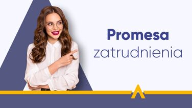 Uśmiechnięta kobieta w białej koszuli i okularach wskazująca palcem na napis "Promesa zatrudnienia"