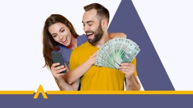 Szczęśliwa para trzymająca telefon i banknoty 100 zł