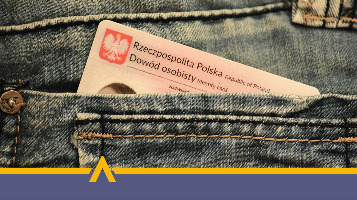 Polski dowód osobisty wystający z tylnej kieszeni jeansów